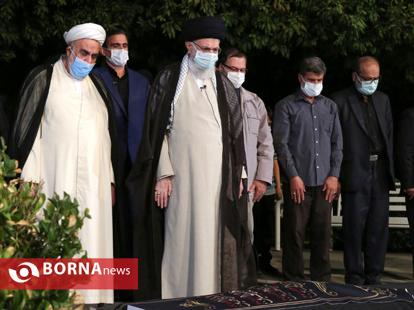 قرائت نماز رهبر انقلاب بر پیکر آیت‌الله حسن‌زاده آملی
