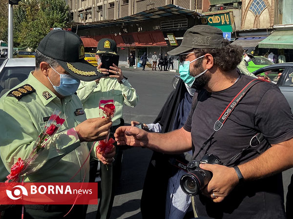 توزیع گل و شیرینی در میدان ولیعصر به مناسبت هفته نیروی انتظامی