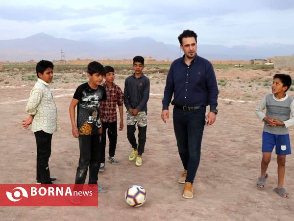 حضور مدیران هیئت فوتبال استان کرمان و باشگاه مس کرمان در محله محروم «حجتیه» شهر کرمان