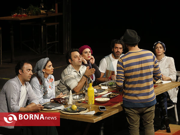 نمایش نیمه تاریک ماه