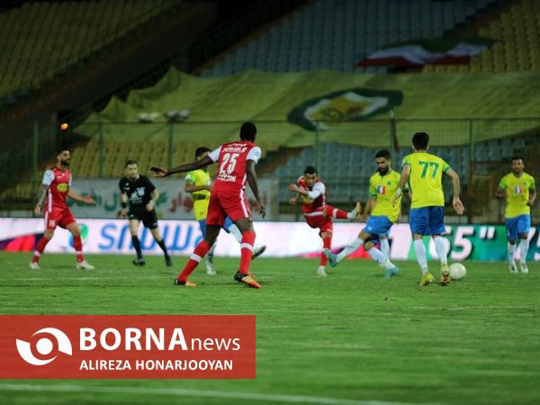 دیدار تیم های فوتبال صنعت نفت - پرسپولیس