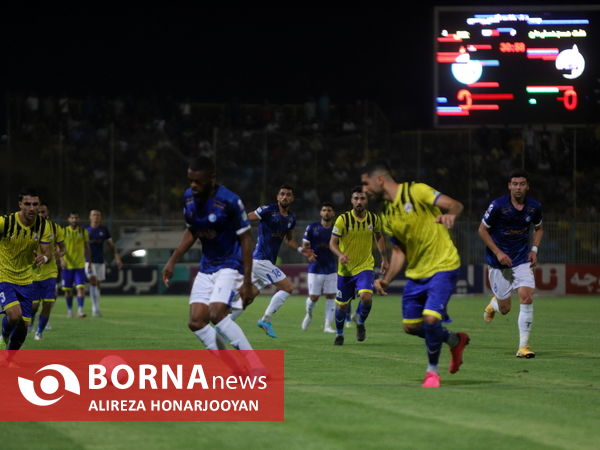 دیدار تیم های فوتبال نفت مسجدسلیمان - استقلال