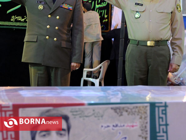 حضور رهبر انقلاب در کنار پیکر شهید محسن حججی