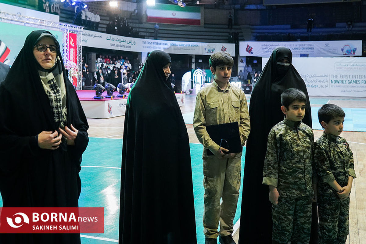 تقدیر از خانواده زنده‌یاد احمدی در مراسم افتتاحیه رقابت‌های نوروزگاه 