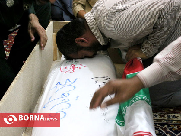 وداع خانواده شهید محمد قایدی با فرزندشان پس از 32 سال فراق