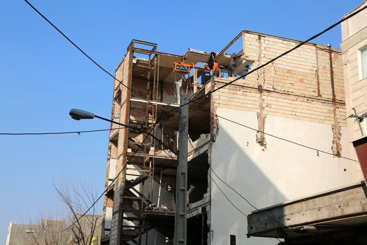 اجرای حکم تخریب ساختمان های فاقد مجوزهای قانونی در باقرشهر