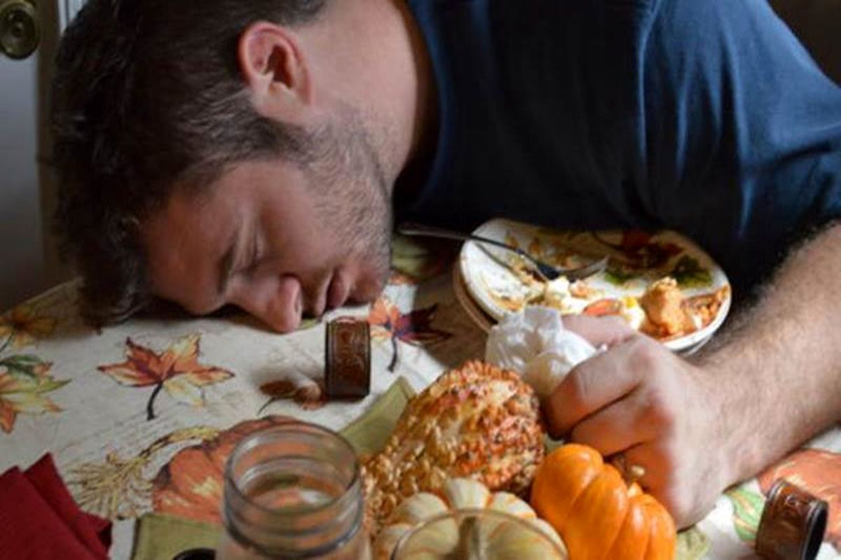 چه بلایی با خوابیدن سریع بعد از غذا به سرمان می آید؟
