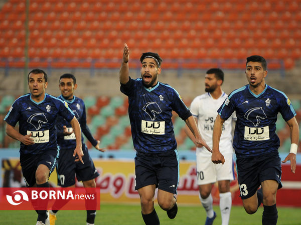 دیدار تیم های فوتبال استقلال - پیکان