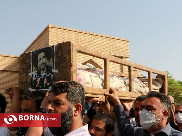 خاکسپاری جانباختگان متروپل در قطعه ورزشکاران بهشت رضای آبادان
