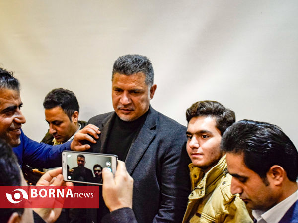 اهدای تندیس مهر حقوق بشر به علی دایی اسطوره فوتبال ایران در کرمانشاه