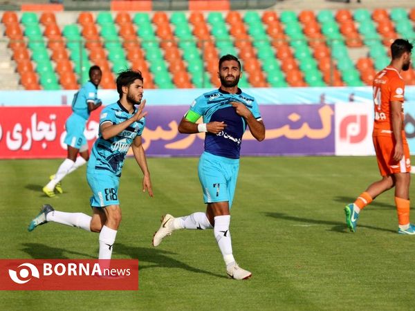 دیدار تیم های فوتبال پیکان- سایپا