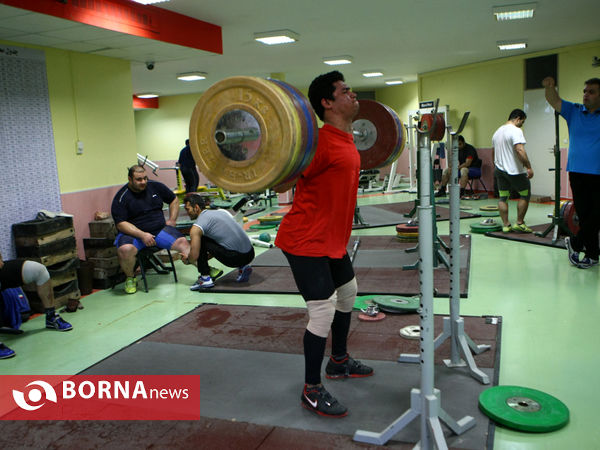 بازدید دکتر ولایتی از تمرین تیم ملی وزنه برداری