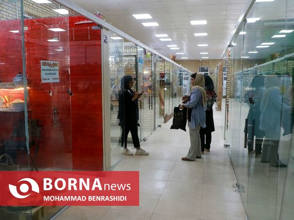 بازدید مدیرعامل سازمان منطقه آزاد اروند از بازارچه صنایع دستی آبادان