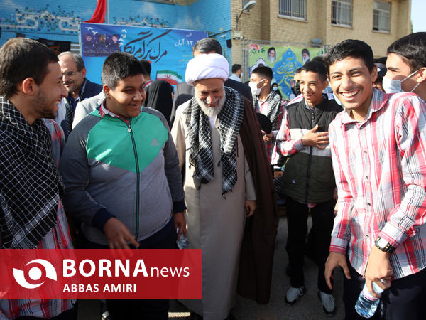 دیدار نماینده ولی فقیه در فارس با همکلاسی های دانش آموز شهید ترور شاهچراغ(ع)