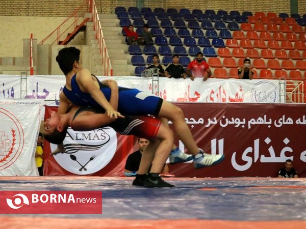 فینال و اهداء مدال مسابقات کشتی خردسالان قهرمان کشوری در آبادان