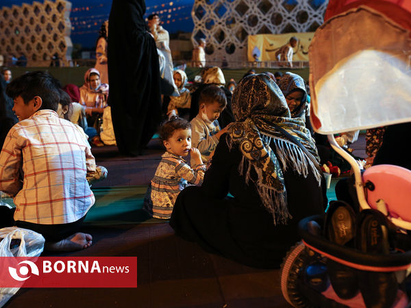 افطاری در میدان امام حسین(ع)