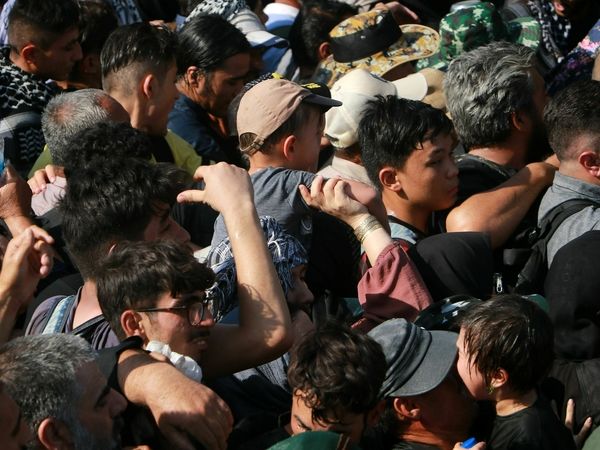 عبور زوار افغانستانی و پاکستانی از مرز شلمچه