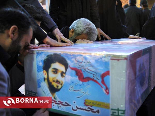 حضور رهبر انقلاب در کنار پیکر شهید محسن حججی