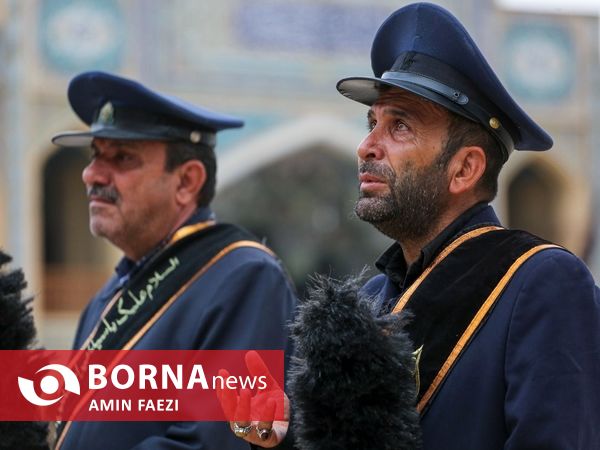 برافراشتن پرچم عزای حسینی در حرم شاهچراغ(ع)