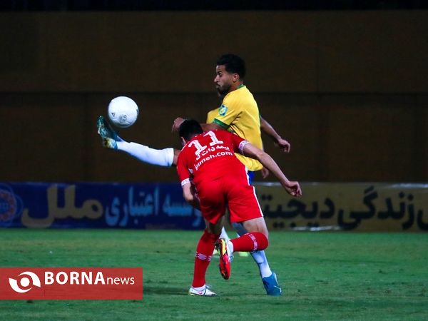 دیدار تیم های فوتبال صنعت نفت - پرسپولیس