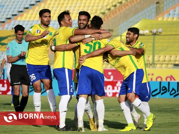 دیدار تیم های فوتبال صنعت نفت آبادان - داماش پارسه تهران