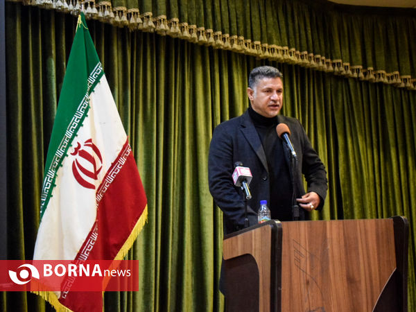 اهدای تندیس مهر حقوق بشر به علی دایی اسطوره فوتبال ایران در کرمانشاه