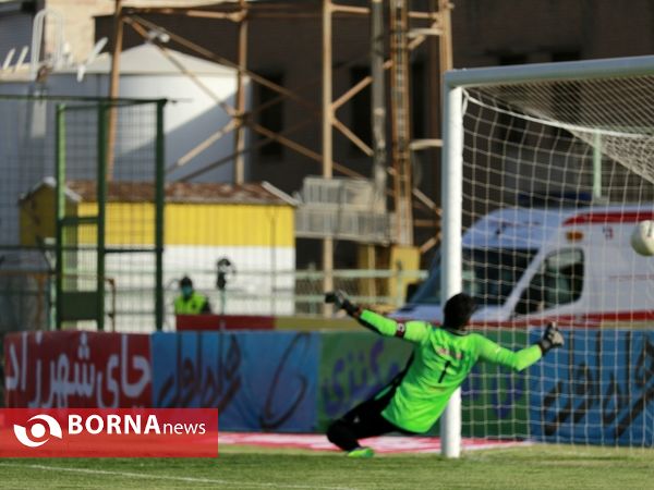 دیدار تیم های فوتبال صنعت نفت آبادان - داماش پارسه تهران