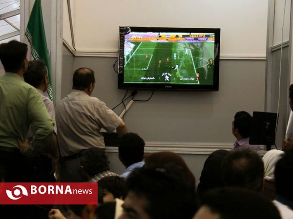 تماشای فوتبال در حاشیه نمایشگاه کتاب