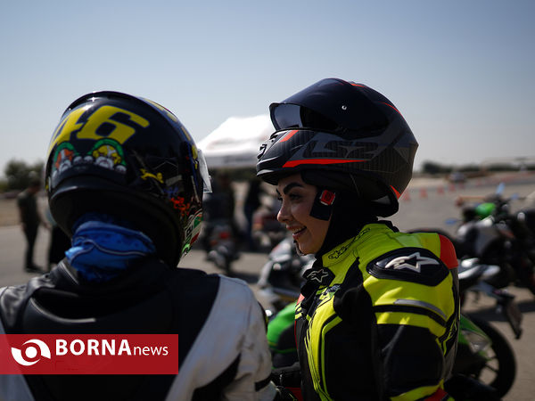 مسابقه درگ موتورسواری بانوان
