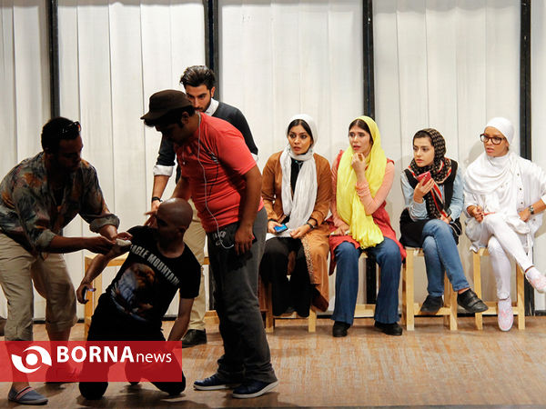 نمایش " سقوط معکوس "