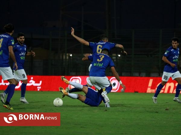 دیدار تیم های فوتبال صنعت نفت و استقلال