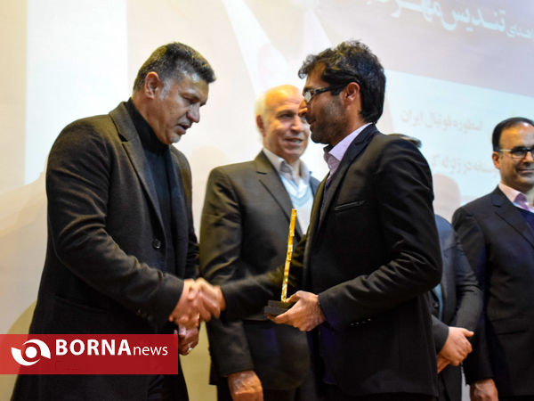 اهدای تندیس مهر حقوق بشر به علی دایی اسطوره فوتبال ایران در کرمانشاه