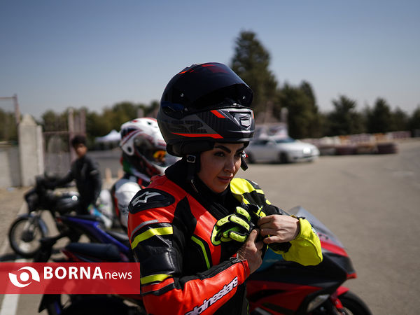 مسابقه درگ موتورسواری بانوان