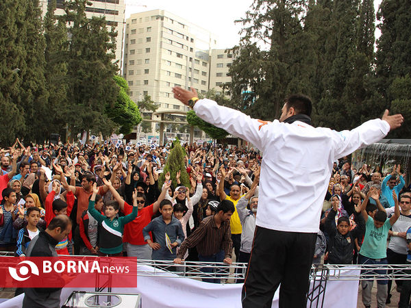 پیاده روی خانوادگی به مناسبت عید مبعث در شیراز ‎