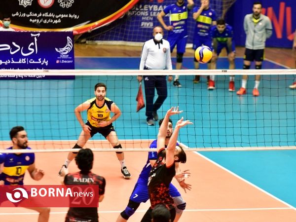 دیدار تیم های والیبال آذرباتری ارومیه و راه یاب ملل مریوان