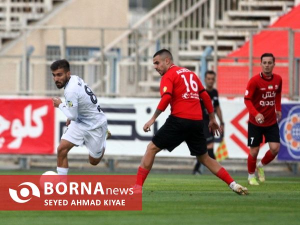 دیدار تیم های فوتبال ملوان بندرانزلی _تراکتور تبریز