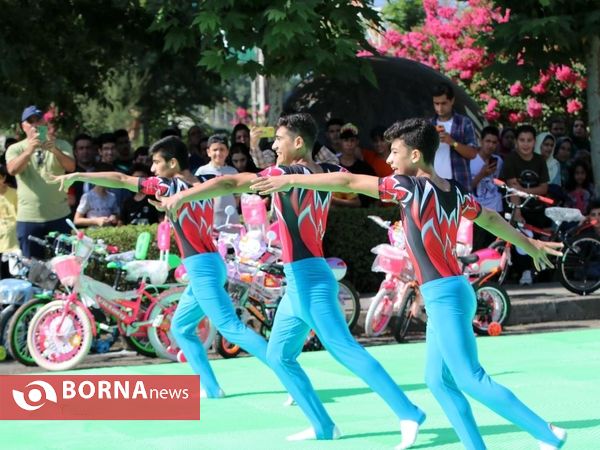 پیاده روی خانوادگی ایرانیان