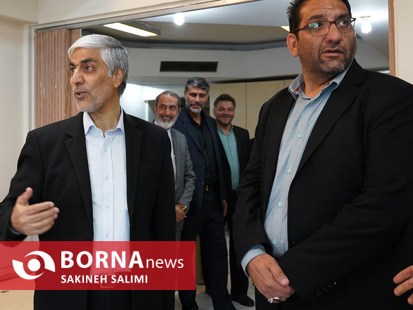  بازدید کیومرث هاشمی از ساختمان شماره ۲ وزارت ورزش و جوانان 