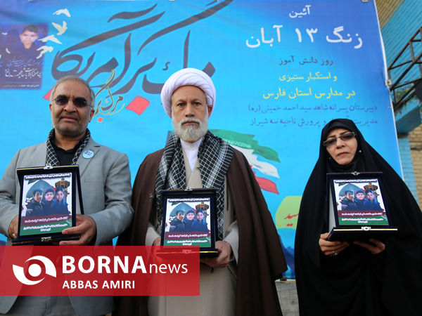 دیدار نماینده ولی فقیه در فارس با همکلاسی های دانش آموز شهید ترور شاهچراغ(ع)