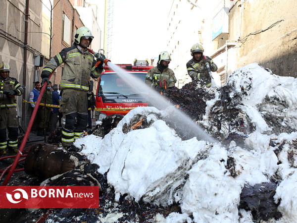 آتش سوزی انبار پنبه در خیابان مولوی تهران