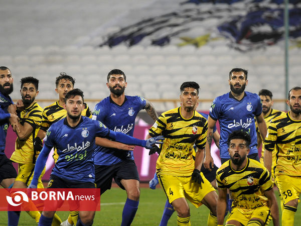 دیدار تیم های فوتبال  استقلال - نود ارومیه