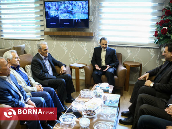 بازدید دکتر ولایتی از تمرین تیم ملی وزنه برداری