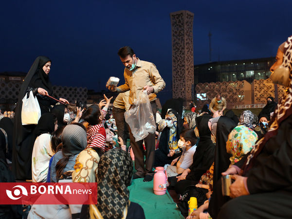 افطاری در میدان امام حسین(ع)