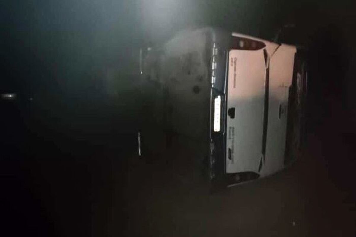 ۳۶ کشته و زخمی بر اثر واژگونی اتوبوس عقاب اسکانیا در محور ایرانشهر به نیکشهر