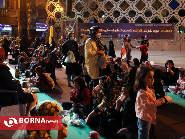 افطاری در میدان امام حسین(ع)