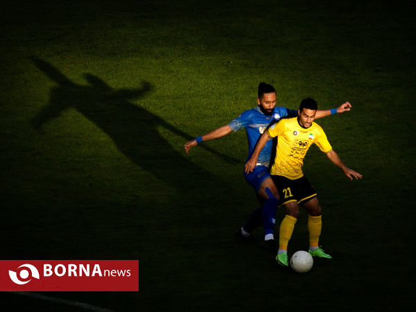 دیدار تیم‌های فوتبال فولاد مبارکه سپاهان و گل‌گهر سیرجان