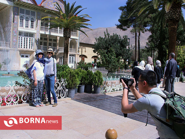 گردشگران خارجی در باغ ارم شیراز