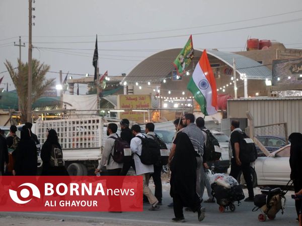 پیاده روی زوار اربعین حسینی در مسیر نجف به کربلا