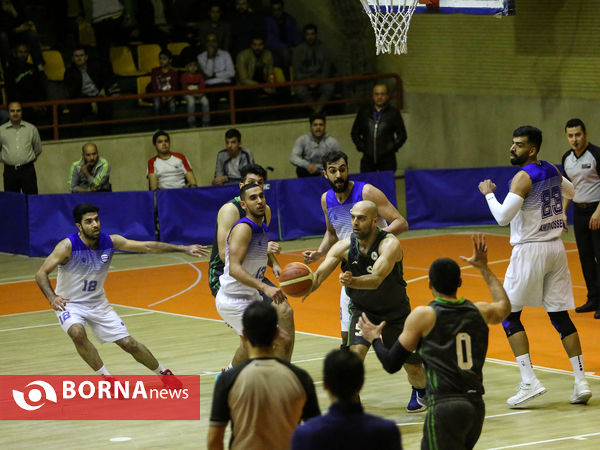 دیدار تیم های بسکتبال آویژه صنعت پارسای مشهد و ذوب آهن اصفهان