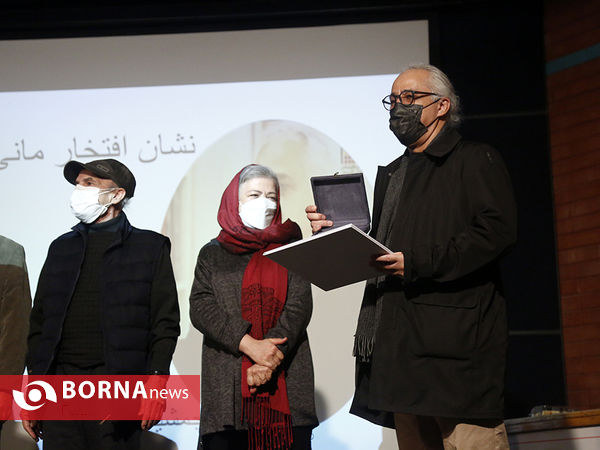 اهدا نشان  مانا و مانی انجمن هنرمندان نقاش ایران